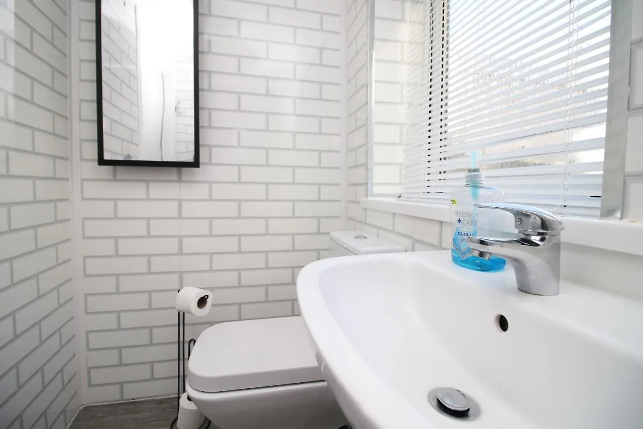 Lovely Studio Flat With Free Parking - Near To City Center Swansea Apartment